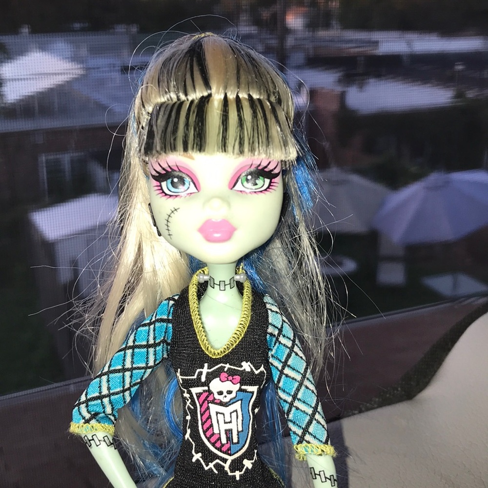 MONSTER HIGH DOLL